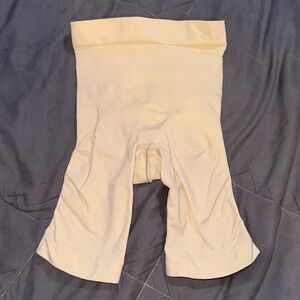 SKIMS SCULPT MID THIGH SHORT